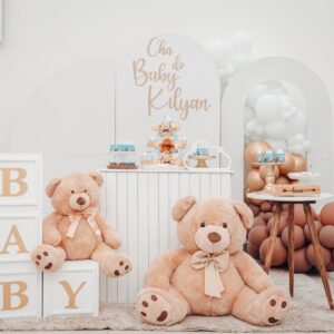 Gaveeske med skyformet pute, vimpelrekke i lin og plakat med dyremotiv klar til babyshower