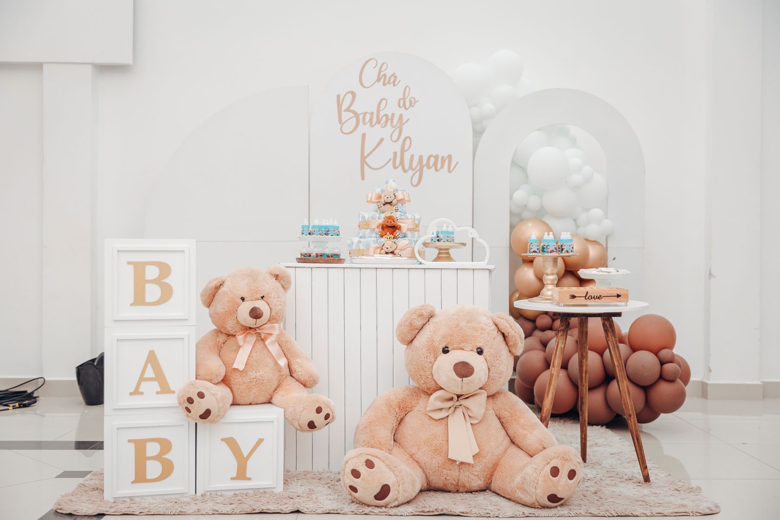 Gaveeske med skyformet pute, vimpelrekke i lin og plakat med dyremotiv klar til babyshower